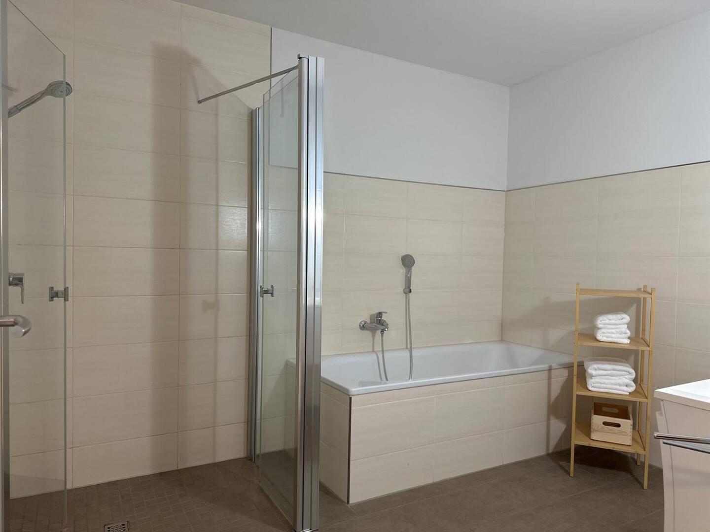 Apartment Garten-wohnung Am Hafen Von Whv *